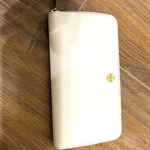 Tory burch off White Wallet in excellent condition has just one small ink spot